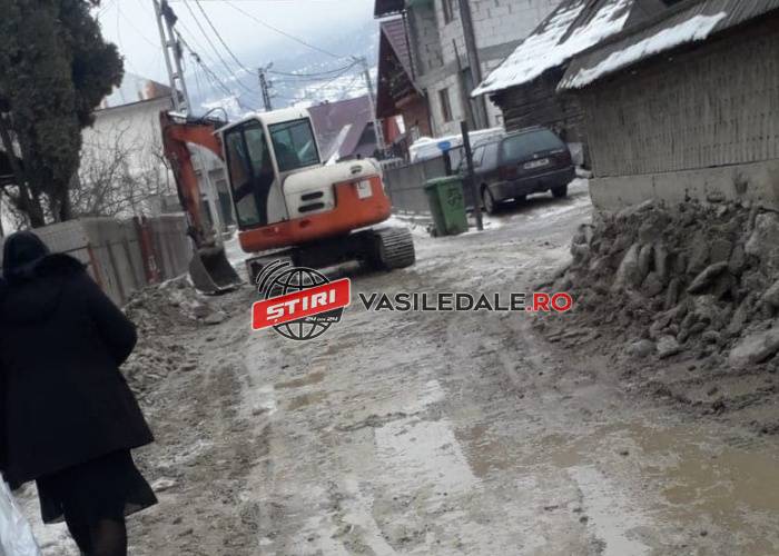 FRICA DE www.vasiledale.ro: În 24 de ore, au curățat cu buldozerul drumul comunal de gheață (FOTO, VIDEO)