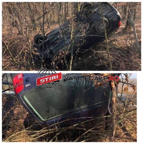 GALERIE FOTO: Un șofer și-a ”parcat” mașina pe plafon în pădurea de lângă Tulghieș