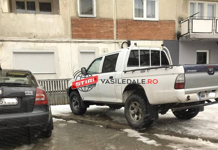 FOTO CITITORI: Un polițist din Borșa își parchează mașina personală pe trotuar