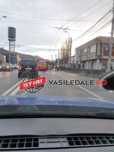 ACTUALIZARE / ACCIDENT PE STR. V. LUCACIU: Femeie lovită de autobuz în staţie (FOTO)