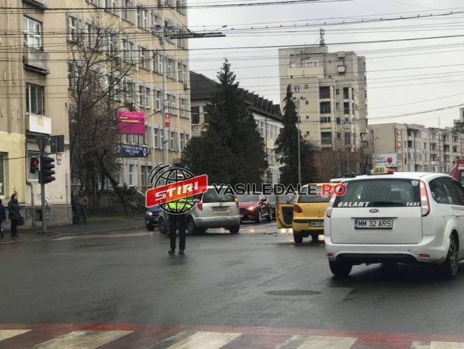 PE CULOAREA ROŞIE: Impact între două autoturisme în Baia Mare, doi răniţi (FOTO)