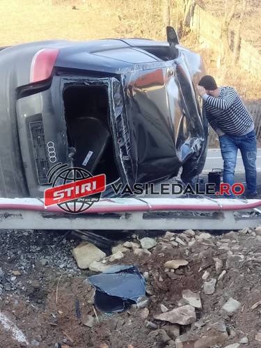 FOTO EXCLUSIV: Audi făcut praf la Borșa. Șoferul a dispărut. Polițiștii au găsit o femeie rănită la spital