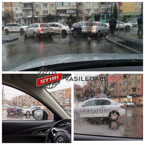 DOUĂ ACCIDENTE: GALERIE FOTO – Cinci mașini distruse pe bulevardul Republicii din Baia Mare