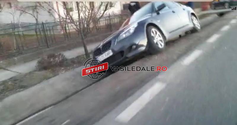 FOTO, VIDEO CITITORI: Un BMW a ajuns în şanţ la Şomcuta Mare