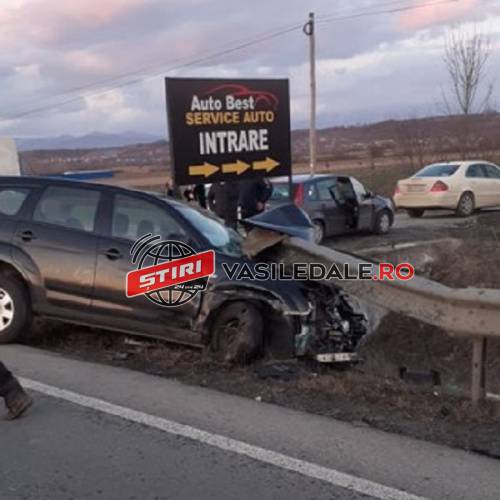 GALERIE FOTO: A intrat cu mașina într-un parapet de protecție metalic aproape de Șomcuta Mare