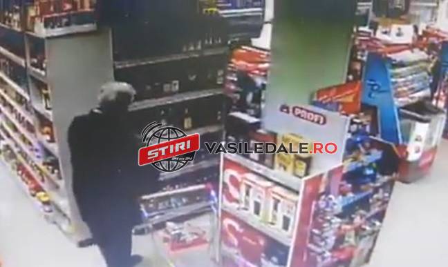 VIDEO: Bărbat filmat în timp ce sustrăgea două sticle de votcă la un supermarket din Baia Mare