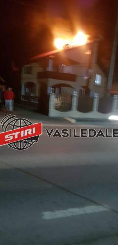 FOTO: Acoperiş în flăcări în satul Tisa