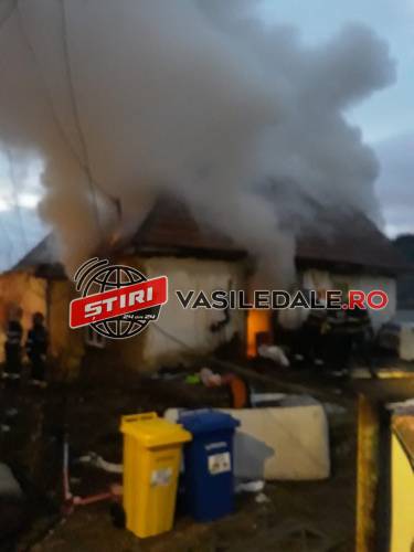 ACTUALIZARE / GALERIE FOTO: O casă din Tăuţii Măgherăuş a luat foc