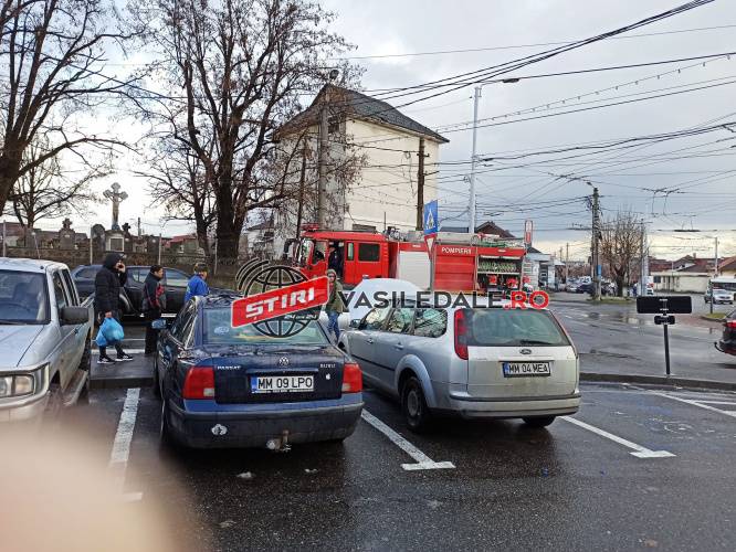 POMPIERII ÎN MISIUNE: FOTO/VIDEO – Un autoturism a luat foc într-o parcare din Baia Mare