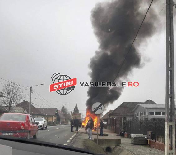 ACTUALIZARE / GALERIE FOTO: Maşină în flăcări lângă sediul Poliţiei Recea