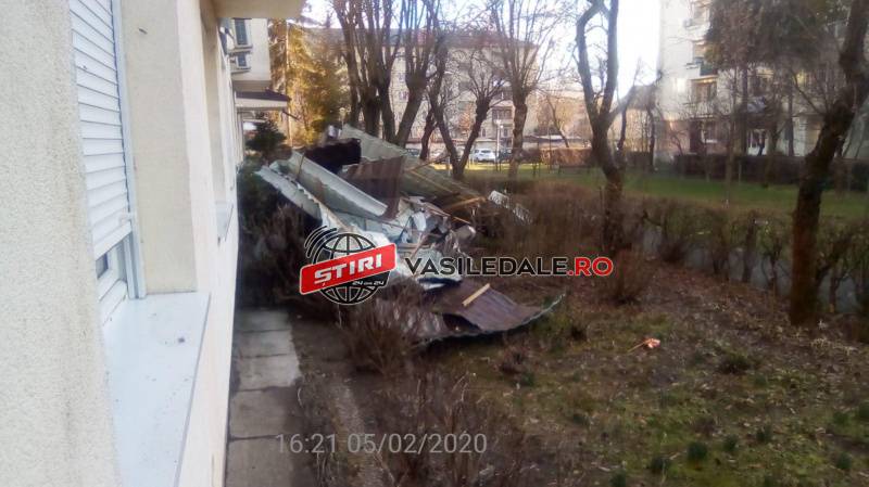 PRĂPĂD ÎN MARAMUREȘ: 6.000 de locuințe fără curent. Șarpantă luată de vânt în Baia Mare. Filtre de poliție rutieră în pasurile montane (FOTO/VIDEO)