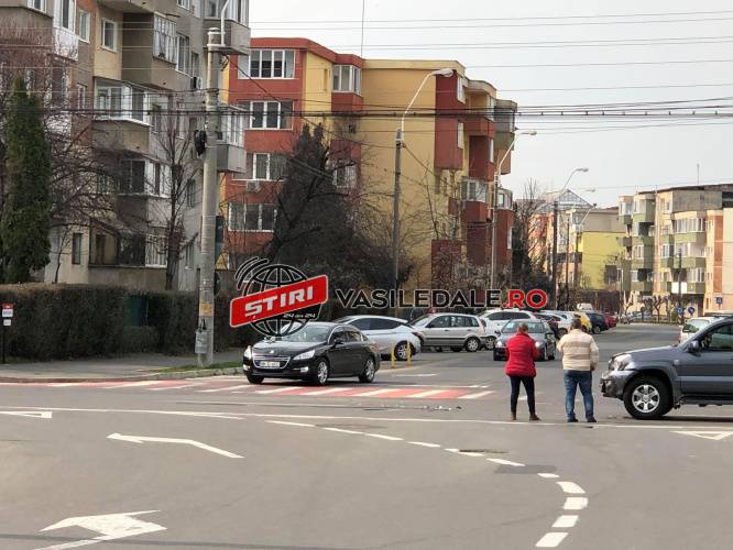 FOTO CITITORI: Impact între două maşini la intersecţia străzilor V. Alecsandri şi Hortensiei