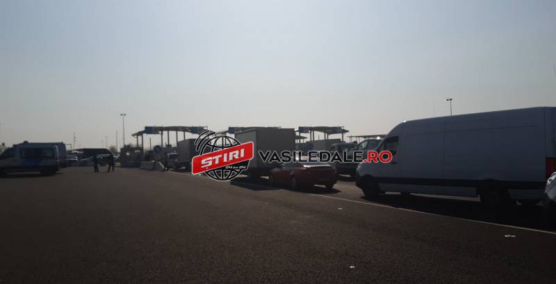 FOTO/VIDEO EXCLUSIV – MARAMUREȘENI – Mii de români așteaptă de 10 ore să intre în țară prin PTF Nădlac II. Coloane de 15 km pe șase benzi