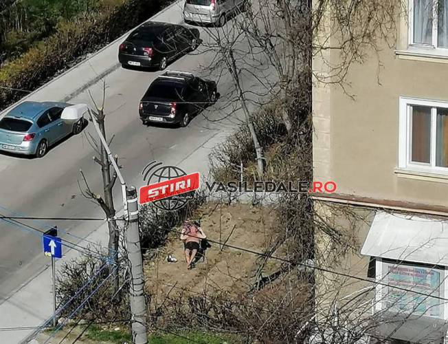 EXCLUSIV: Un localnic din Poienile de Sub Munte dus în carantină instituționalizată. La plajă în fața blocului în Baia Mare (FOTO)