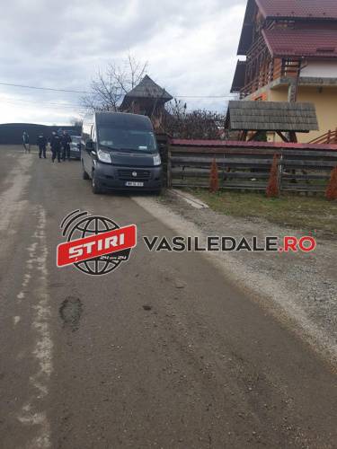 EXCLUSIV: HAOS LA SIGHET – 16 români escortați de poliție nu se știe unde vor fi carantinați (FOTO/VIDEO)