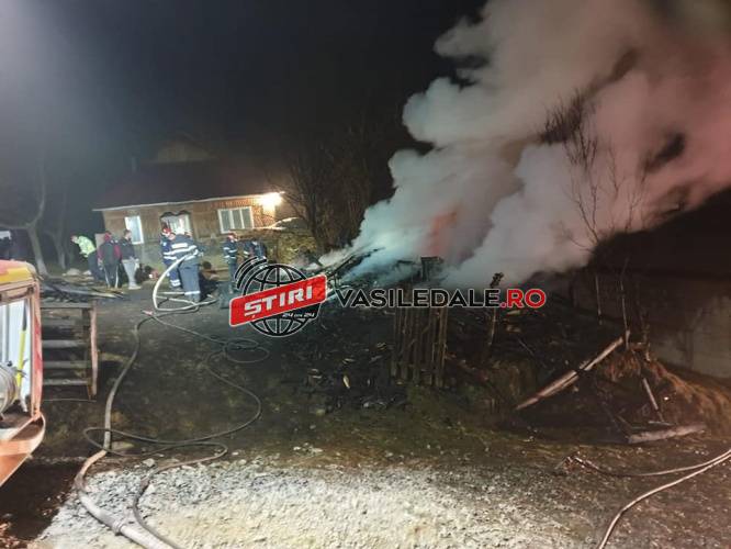 TRAGEDIE LA MOISEI: Un bărbat de 37 ani a fost găsit decedat într-o gospodărie cuprinsă de foc (ACTUALIZARE FOTO)