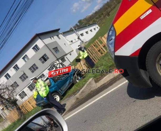 ACCIDENT DURA: O maşină în care se aflau doi adulţi şi trei copii a intrat într-un pom
