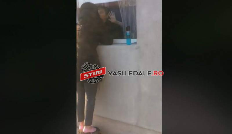 VIDEO: Anca, o asistentă la Infecţioase în Baia Mare, și soţul ei își văd copiii doar de la fereastră