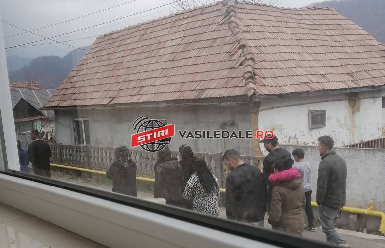 EXCLUSIV: DUPĂ MOISEI, o altă familie FERNEZIU (BAIA MARE) și-a înmormântat mama cu alai sub ochii polițiștilor (galerie foto)