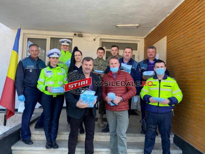 AJUTOR: Un maramureșean din Repedea, polițist în Canada, a donat măști Poliției și Jandarmeriei din Hațeg