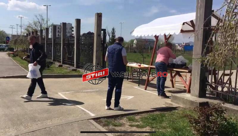 CINE ÎNCALCĂ LEGISLAȚIA? Sfintele Paști, împărțite băimărenilor chiar în poarta Bisericii. Cine sunt vinovați? JURNALIȘTII (galerie foto)