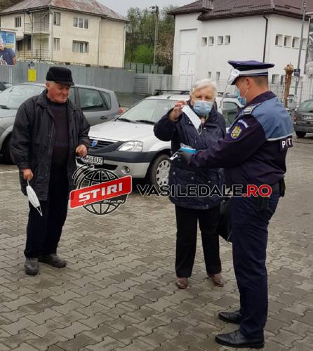 ÎN STRADĂ PENTRU SIGURANŢA DUMNEAVOASTRĂ: Poliţiştii au împărţit măşti de protecţie lăpuşenilor
