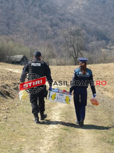 NE AJUTĂM ÎNTRE NOI! Poliţişti maramureşeni au dus alimente unei familii cu trei copii din Măgureni