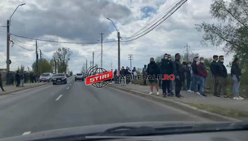 EXCLUSIV FOTO, VIDEO / ACTUALIZARE: Sute de romi participă la o înmormântare în Baia Mare. Poliţiştii doar supraveghează