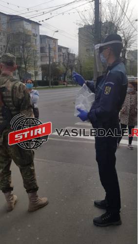 FOTO – AJUTAT DE POLIȚIȘTI: Un bătrânel de 75 ani nu știa cum să ajungă acasă