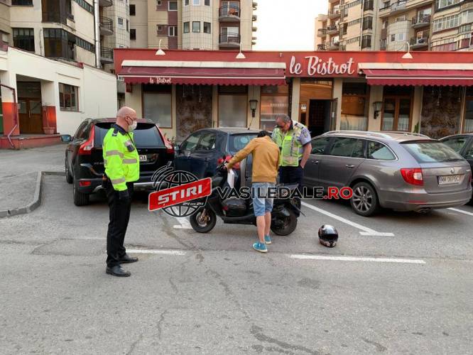 TUPEU DE BAIA MARE / ACTUALIZARE: Prins de polițiști locali în timp ce se plimba cu scuterul, fără permis (VIDEO)
