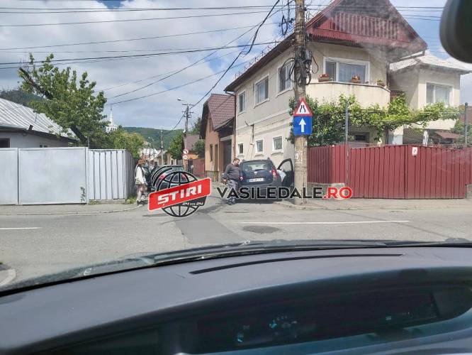 FOTO: Două maşini s-au ciocnit pe strada Olarilor din Baia Mare