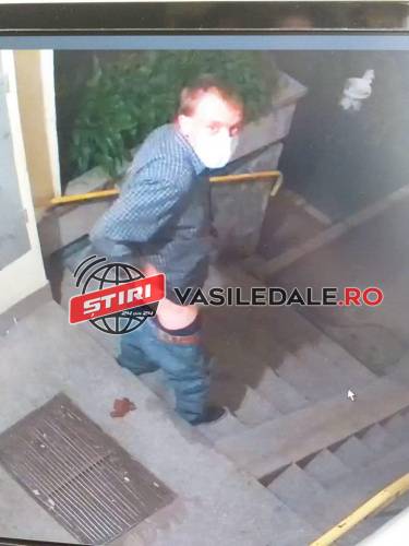 SURPRINS DE CAMERA DE SUPRAVEGHERE: Un băimărean și-a făcut nevoile la intrarea într-un bloc de pe Bd. Bucureşti