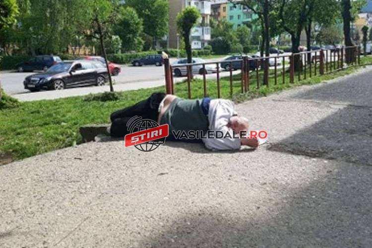 FOTO: Sighetean băut, la somn pe trotuar în plină stare de urgență