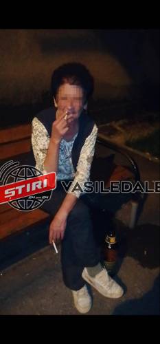 FOTO/VIDEO: POVEȘTI DIN PANDEMIE – O femeie s-a îmbătat criță și a făcut circ în fața unui bloc de pe strada Gării din Baia Mare. A fost nevoie de intervenţia poliţiştilor locali