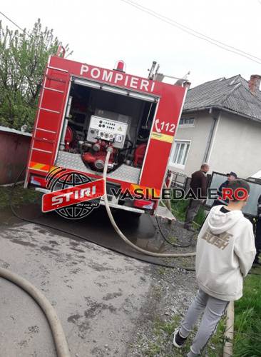 INCENDIU LA DUMBRĂVIȚA: Flăcările au distrus o anexă gospodărească, acoperişul casei şi o maşină