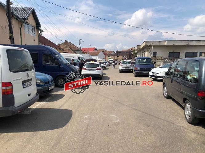 NIMENI NU VEDE? FOTO/VIDEO – CINE APLICĂ LEGEA? Taximetriștii de la Piața Izvoare din Baia Mare blochează o stradă