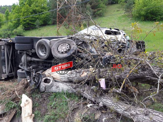 GALERIE FOTO: Tir cu alimente răsturnat la Valea Chioarului pe DN1C (ACTUALIZARE)