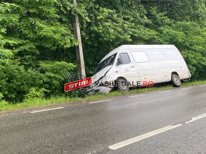 FOTO: Accident pe DN 1C. O autoutilitară a ajuns în şanţ