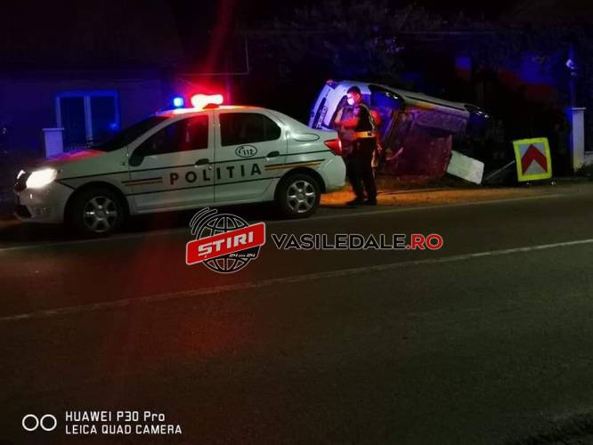 FOTO: Un șofer s-a răsturnat cu mașina la intrare în Lăpușel