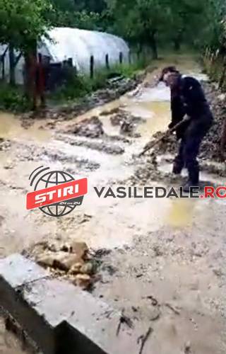 POTOP LA CURTUIUŞU MARE: Podeţe rupte, drumuri afectate. COD GALBEN de vreme severă în Maramureş