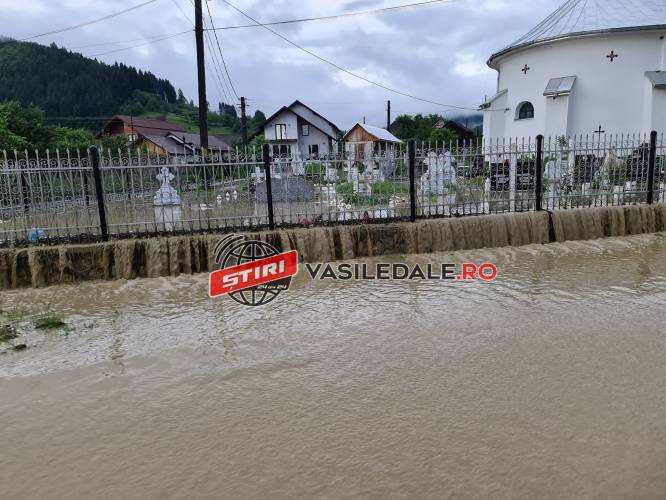 O RUPERE DE NORI A PROVOCAT HAOS LA LEORDINA / ACTUALIZARE: DN 18 inundat, cimitirul acoperit de ape, familii cu copii mici izolate (FOTO, VIDEO)