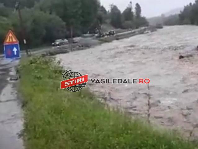 PRĂPĂD ÎN JUDEŢ: Gospodării şi curţi inundate la Poienile de Sub Munte. Pericol la Repedea (FOTO, VIDEO)
