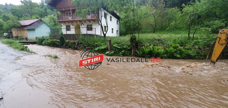 GALERIE FOTO: 100 gospodării izolate și fără energie electrică, drumul distrus de ape. Magistrala de apă a orașului Borşa afectată