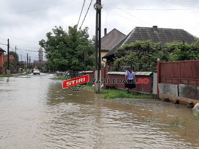 GALERIE FOTO: Drumul Judeţean Vadu Izei – Săcel inundat