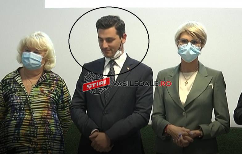 FOTO/VIDEO: BĂTAIE DE JOC – Lângă vicepremierul României, președintele PNL Maramureș își ține masca de protecție sub bărbie