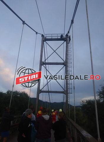 FOTO CITITORI: Un bărbat a ameninţat că se aruncă de pe podul peste Someş