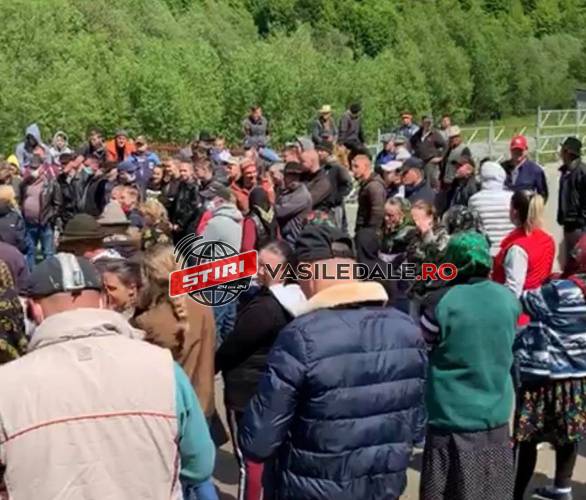PROTEST LA POIENILE DE SUB MUNTE: VOR ASFALT – Sătenii din cătunul Luhei au ieșit în stradă (FOTO, VIDEO)