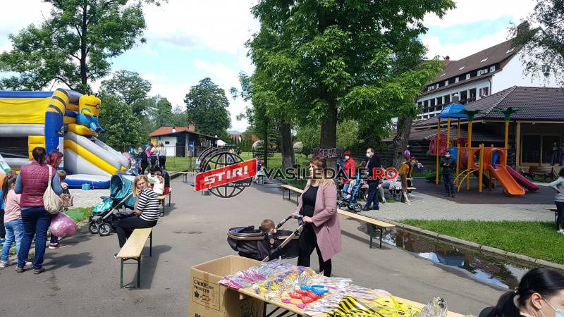 VIDEO – ZECI DE COPII ÎN PERICOL: Manifestare de 1 iunie la Sighet. Poliția a închis zona