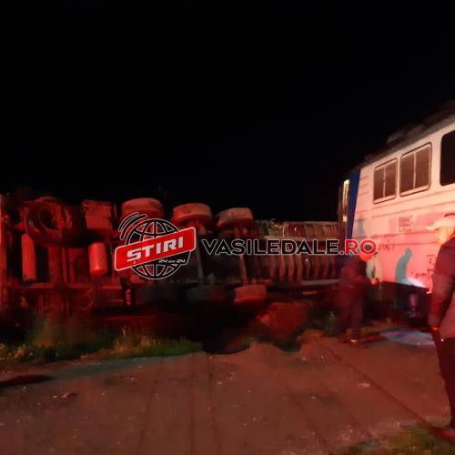 GALERIE FOTO: TIR încărcat cu lemne răsturnat după ce a fost lovit de trenul Regio Sighet – Cluj (Actualizare – trafic reluat)