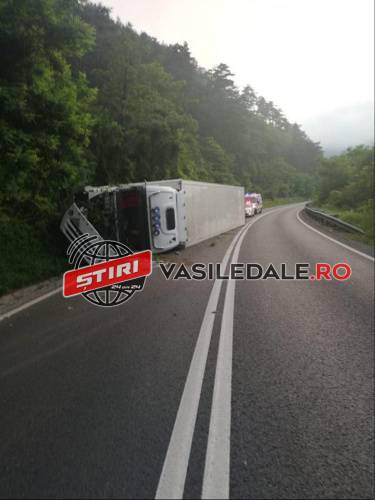 ACCIDENT PE VALEA OLTULUI: Un TIR condus de un băimărean s-a răsturnat. Avea o concentrație de 0,94 miligrame/litru alcool pur în aerul expirat (GALERIE FOTO)